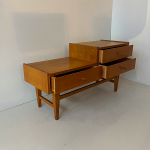 meuble rangement a tiroirs asymetrique bois clair
