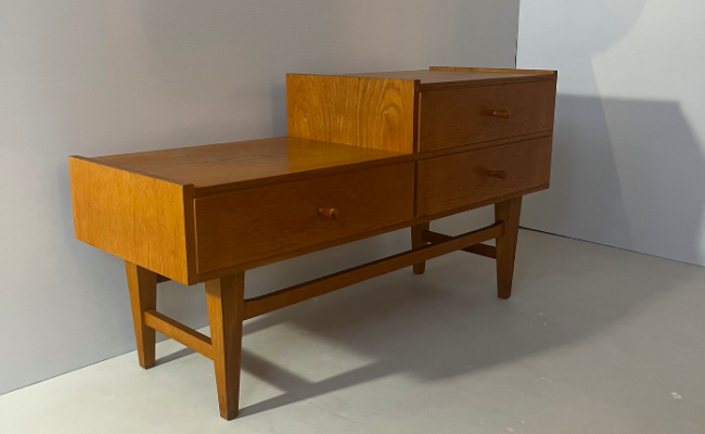 Meuble asymétrique années 1960 – L100 x P36 x H53 cm – 540 € soldé 469 €