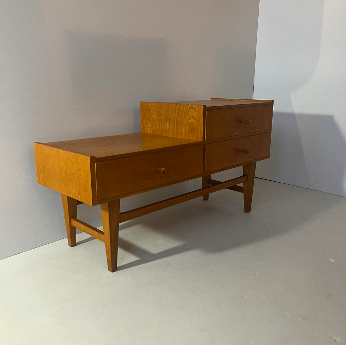 Meuble asymétrique années 1960 – L100 x P36 x H53 cm – 540 € soldé 469 €
