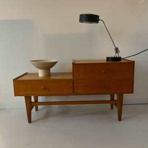 meuble rangement a tiroirs asymetrique bois clair decoration batignolles