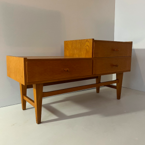 meuble rangement a tiroirs asymetrique bois clair pieds