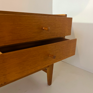 meuble rangement a tiroirs asymetrique bois clair tiroirs
