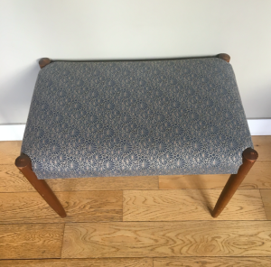 ottoman bois scandinave tissu bleu pieds en teck 1960