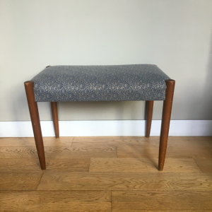 ottoman bois scandinave tissu bleu pieds en teck