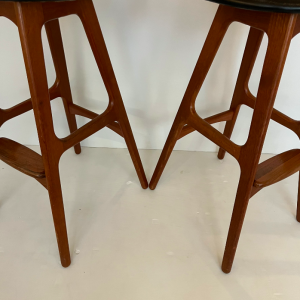 tabouret de bar haut scandinave noir 1960s detail Eric Buch noir et teck paire danish stool pieds