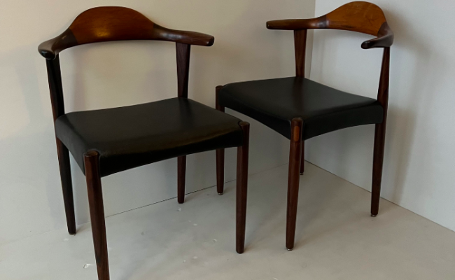 Paire de chaises cuir et palissandre Jacob Hermann, 1960 – L49 x P45 x H75 cm – 589 € l’une