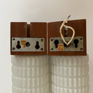 paire d'appliques vintage teck et opaline gauffré art déco 1960s vintage luminaire paris batignollesdecor