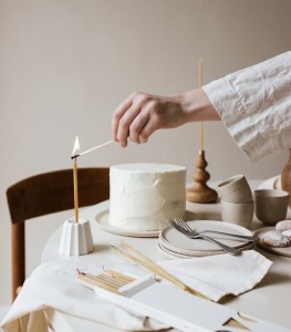 OVO Thing bougeoirs cannelés blanc et bois tourné style scandinave bougie naturelle cire d'abeille
