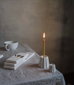 OVO Thing bougeoirs cannelés blanc et bois tourné style scandinave bougie naturelle cire d'abeille decoration paris