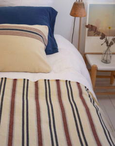 couverture plaid dessus de lit drap de laine recyclée les landes sousbois eaux et forets recycledwoolbedcover coussin made in france
