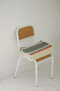 couverture plaid dessus de lit drap de laine recyclée vanoise eaux et forets chaise mullca vintage