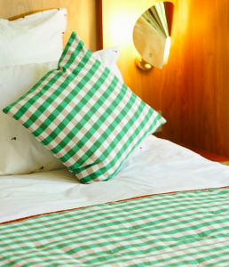 edredon jetée de lit plaid futon courtepointe carreaux vichy vert anglais kellybrown maison dinette coussin carré vert blanc