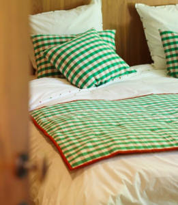 edredon jetée de lit plaid futon courtepointe carreaux vichy vert anglais kellybrown maison dinette coussin carré vert blanc bordeaux