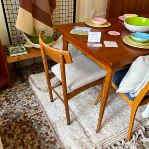 table a manger scandinave vintage en teck 1960 vaisselle ceramique colorée paris bazelaire chaise scandinave