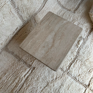 table basse travertin appoint tapis berbere marbre pierre decoration paris batignolles