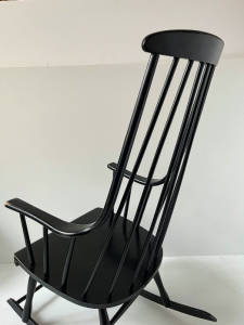 Fauteuil a bascule bois noir Rocking Chair Grandessa Lena Larsson pour Nesto accoudoir arrondis