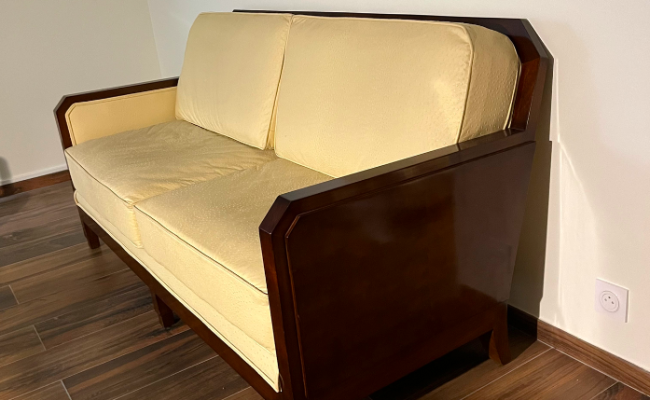 Canapé Art Deco refait à neuf avec un similicuir « autruche » – L172 x P80 x H85 cm – 1900 €
