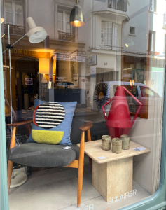 decoration brocante antiquaire paris montmartre batignolles table travertin fauteuil scandinave