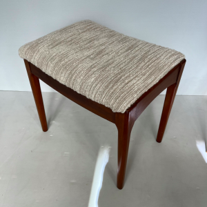 ottoman scandinave en bois tissu bouclette blanc ecru helsinki
