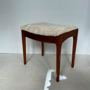 ottoman scandinave en bois tissu bouclette blanc ecru helsinki 3:4
