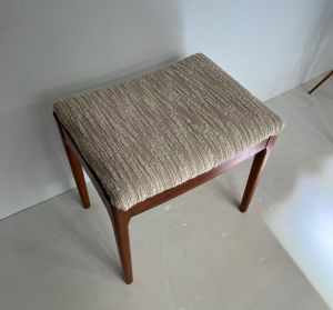 ottoman scandinave en bois tissu bouclette blanc ecru helsinki dessus