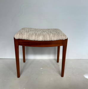 ottoman scandinave en bois tissu bouclette blanc ecru helsinki face
