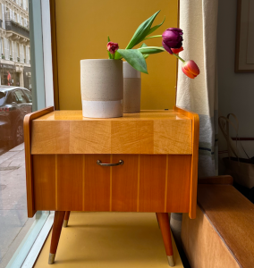 paire de tables de chevet vintage bois clair pieds compas brocante paris seconde main decoration peinture jaune
