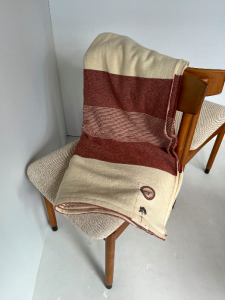 plaid couverture laine recyclee durable eaux et forets dessus de lit vercors rouge beige lie de vin