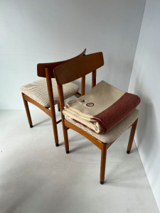 plaid couverture laine recyclee durable eaux et forets dessus de lit vercors rouge beige lie de vin paire chaises decoparis