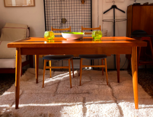table a manger vintage bois brocante batignolles beni ouarain laine blanc tapis white rug paris