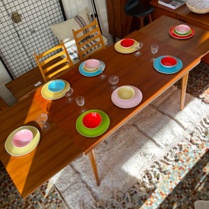 table a manger vintage bois vaisselle colorée ceramique atelier bazelaire sentou grande table