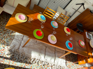 table a manger vintage bois vaisselle colorée ceramique atelier bazelaire sentou salle a manger table allonge