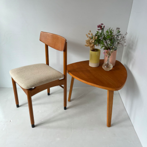 table basse appoint tripode bowwood alvar aalto steiner bois clair triangle forme libre et chaise