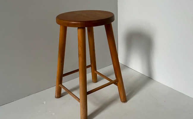 Tabouret vintage en bois clair – D30 x H 52 cm – 75 €