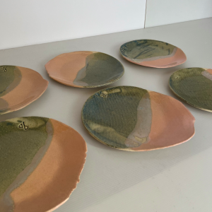 assiette ceramique rose vert piece unique agnes beurel lartetlafacon boutique de caroline profil