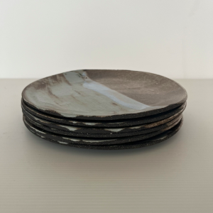assiette ceramique terre email gris bleu piece unique agnes beurel lartetlafacon boutique de caroline cadeaux