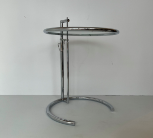 desserte metal tubulaire chromé et verre trempé eileengray E1027 ClassiCon table hauteur reglable vintage design