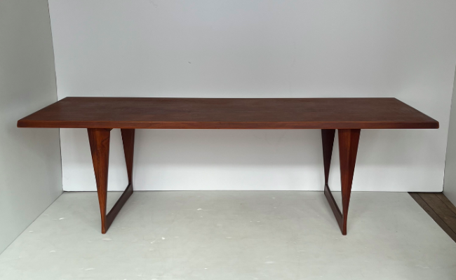 Table basse scandinave en teck dlg Borge Mogensen – L180 x P60 x H55 cm – 850 €