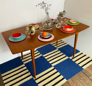 table a manger macintosh vintage tapis coton rayé bleu blanc noir vaisselle colorée decoration paris vaisselle sentou bazelaire paris
