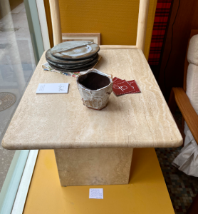 table basse carre travertin dessus
