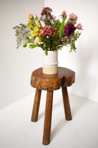 tabouret brutaliste bois massif vase ceramique ecru capucine valentin