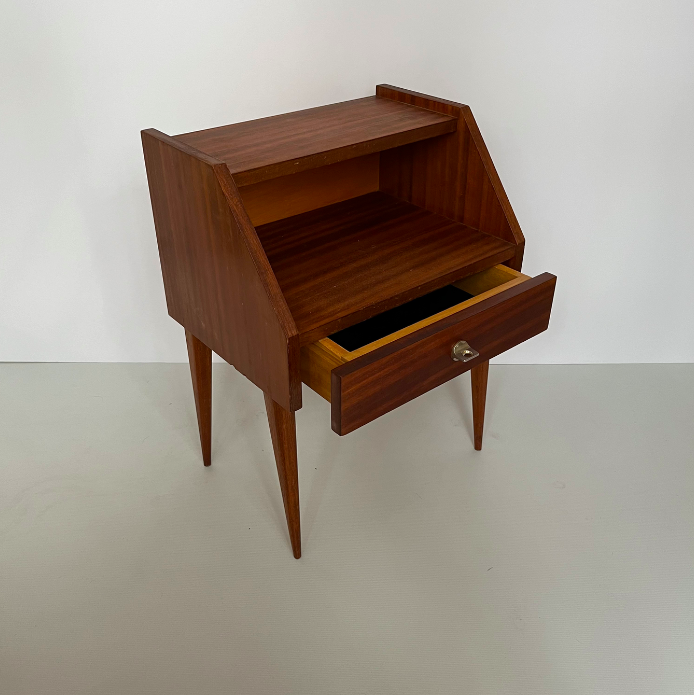 Table de chevet « pente » vintage années 1950 – L44 x P34 x H60 cm – 160 €