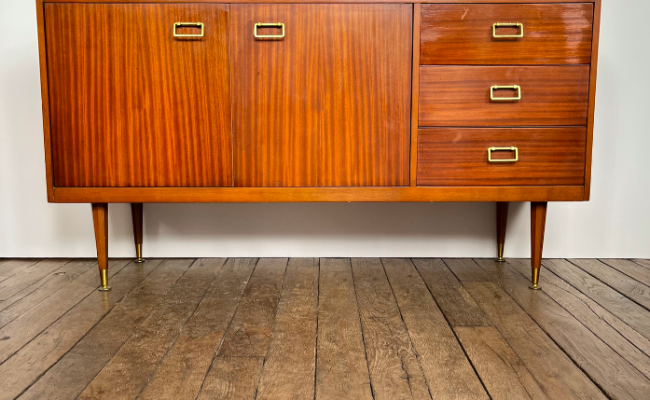 Enfilade Remploy, 1960 – L137 x P43 x H74 cm – 1150€