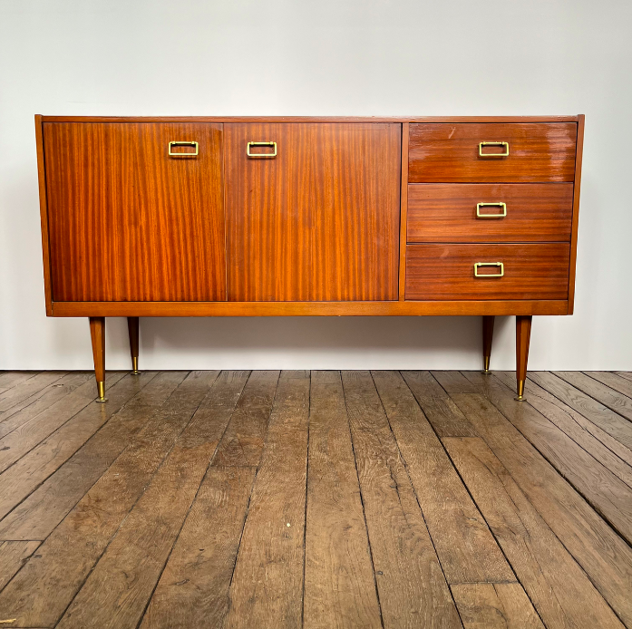 Enfilade Remploy, 1960 – L137 x P43 x H74 cm – 1150€