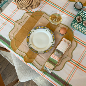 art de la table vintage set de table bords vague nappe a carreaux vert coquetier inox assiettes anciennes robert picault 3:4
