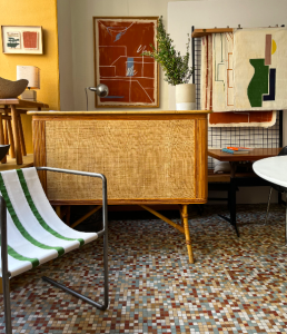 bar vintage en rotin galerie art paris lannexe batignolles chaise metal tubulaire