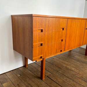 enfilade buffet meuble bas rangement en bois poignées encastrées annees60 angle
