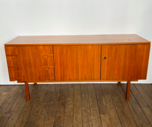 enfilade buffet meuble bas rangement en bois poignées encastrées annees60 angle meuble