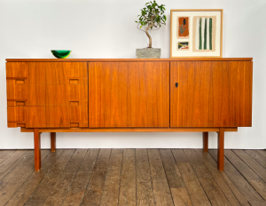 enfilade buffet meuble bas rangement en bois poignées encastrées annees60 face