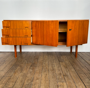 enfilade buffet meuble bas rangement en bois poignées encastrées annees60 ouverture
